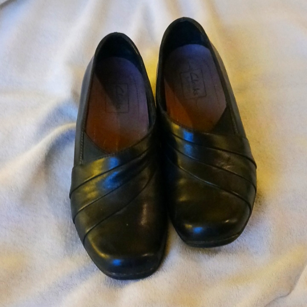 Clarks size 7 black 1 and 1/2 in heeled booties